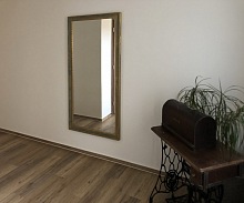 Zrcadlo v dřevěném rámu 1